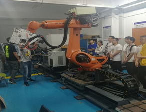 機(jī)電學(xué)院本科生走進(jìn)機(jī)器人智能制造裝備實(shí)驗(yàn)室參觀學(xué)習(xí)